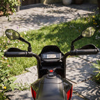 Motociklo vairo ir veidrodėlių vaizdas iš vairuotojo vietos sode