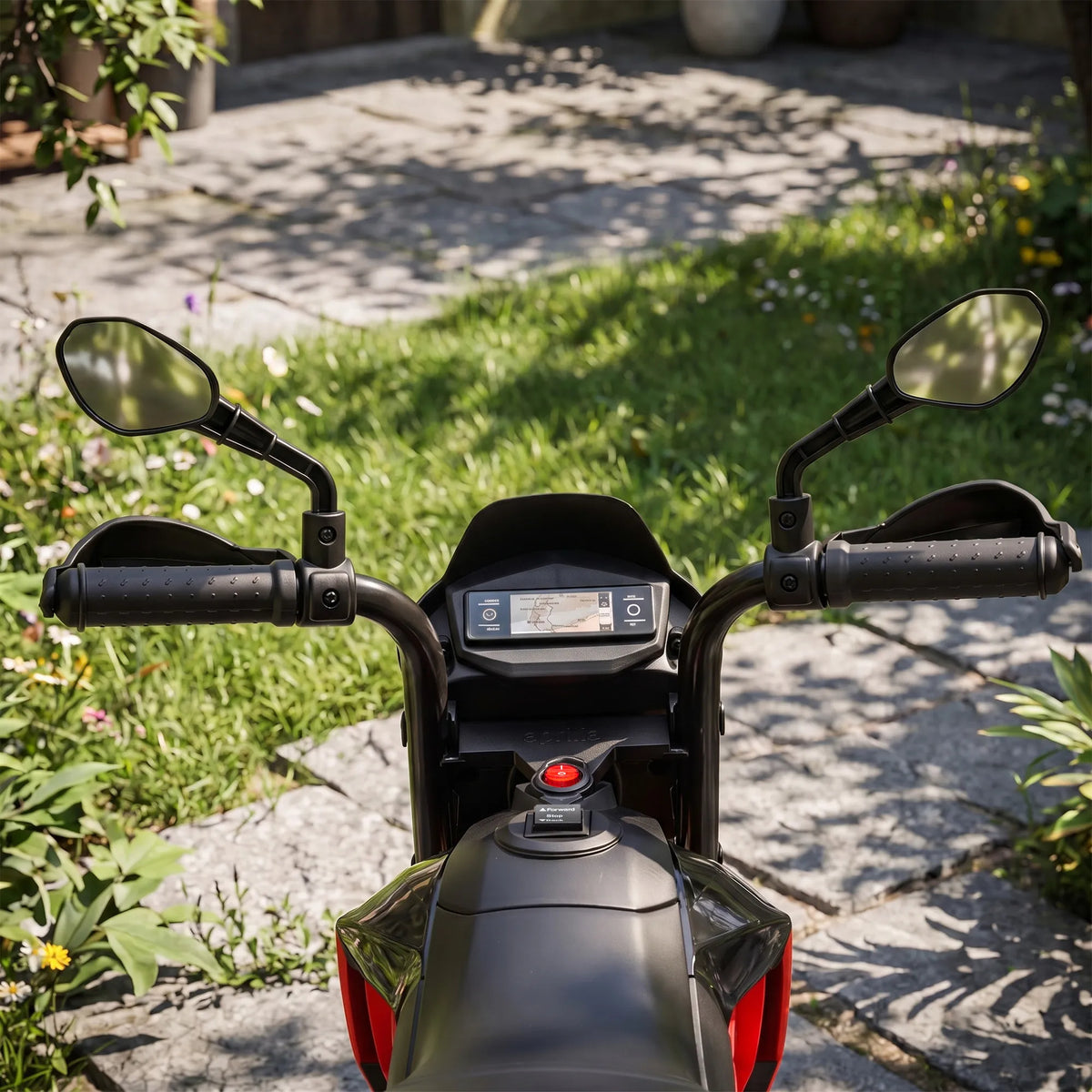 Motociklo vairo ir veidrodėlių vaizdas iš vairuotojo vietos sode
