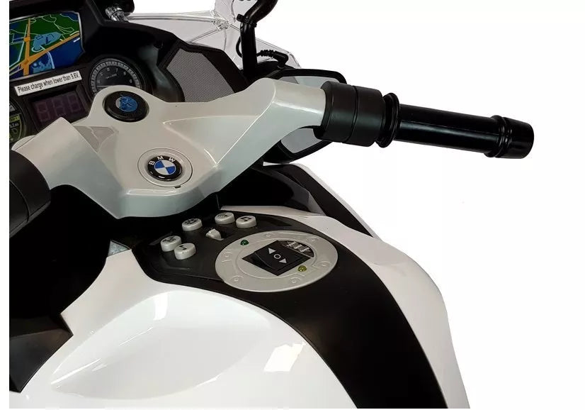 Motociklo vairo rankenos ir valdymo mygtukų detalė iš arti