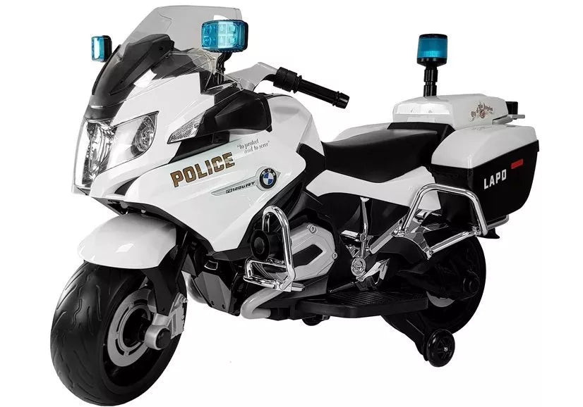 Baltas vaikiškas motociklas su mėlynais švyturėliais vaizduojamas iš priekio šono