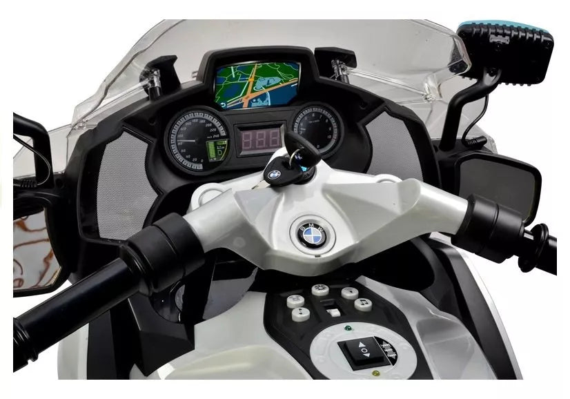 Vaikiško motociklo vairo ir valdymo mygtukų detalus vaizdas
