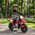 Parko taku važiuoja vaikas su motošalmu, fone matomi praeiviai
