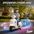 Berniukas su šalmu važiuoja motociklu gyvenamojo rajono gatve