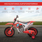 Motociklas lauke asfalto fone, pabrėžiant dvigubą variklį ir baterijos skyrių