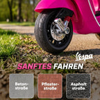 Priekinio Vespa motociklo rato ir amortizatoriaus detalė iš arti