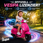 Mergaitė su šalmu važiuoja rožiniu Vespa motociklu saulėlydžio parke