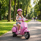 Mergaitė šypsodamasi su šalmu važiuoja rožiniu motociklu parko taku