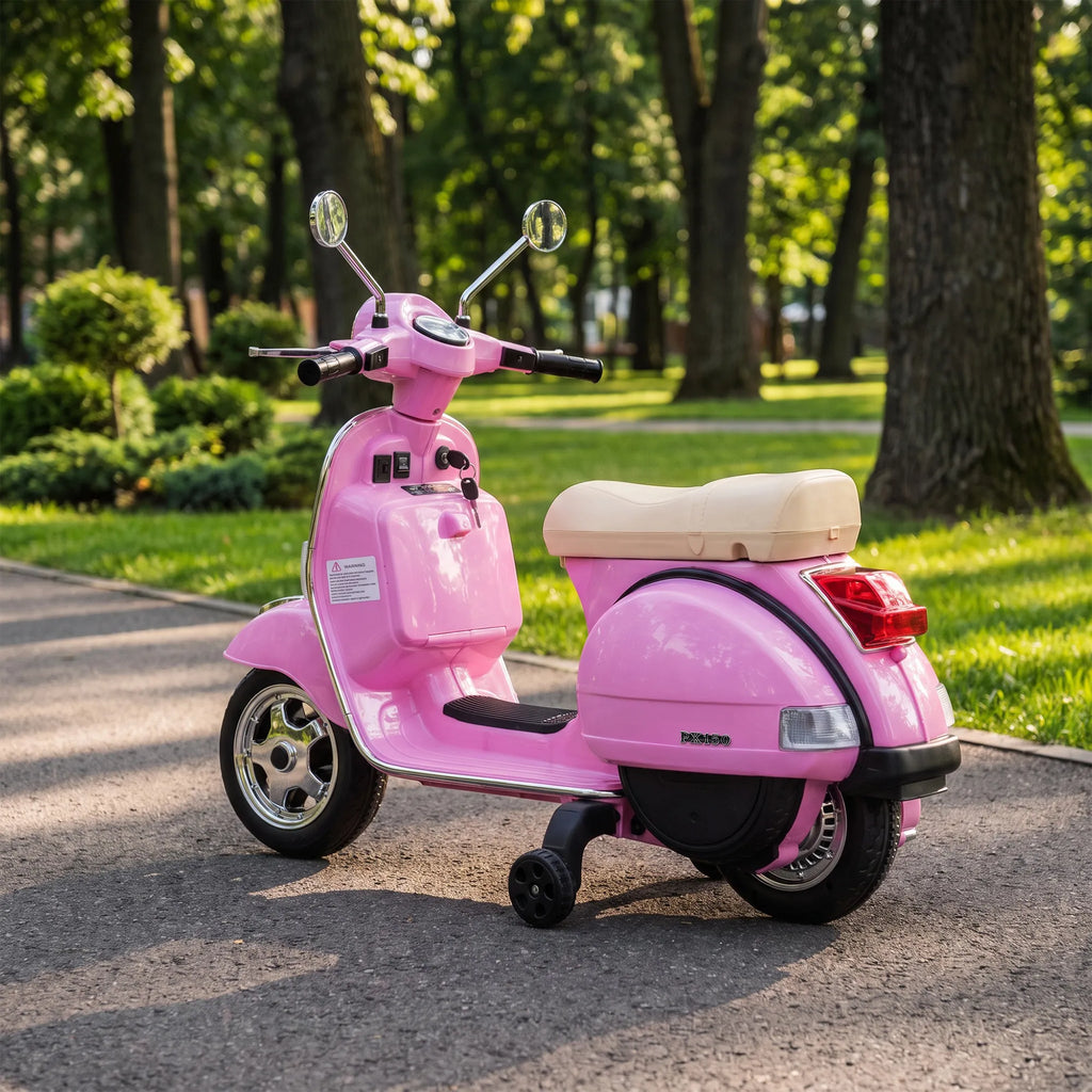 Rožinis motociklas pastatytas tako viduryje parke, aplink žalia veja