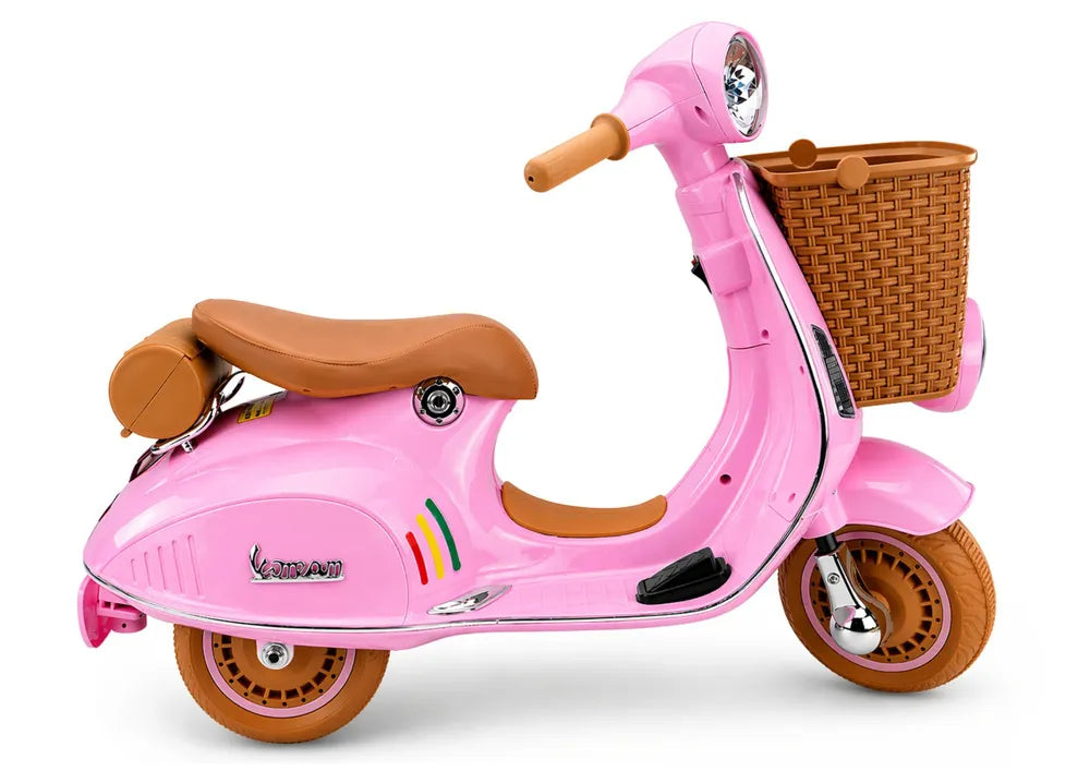 Motorolerio šoninis vaizdas su ruda odine sėdyne ir kojų pedalais