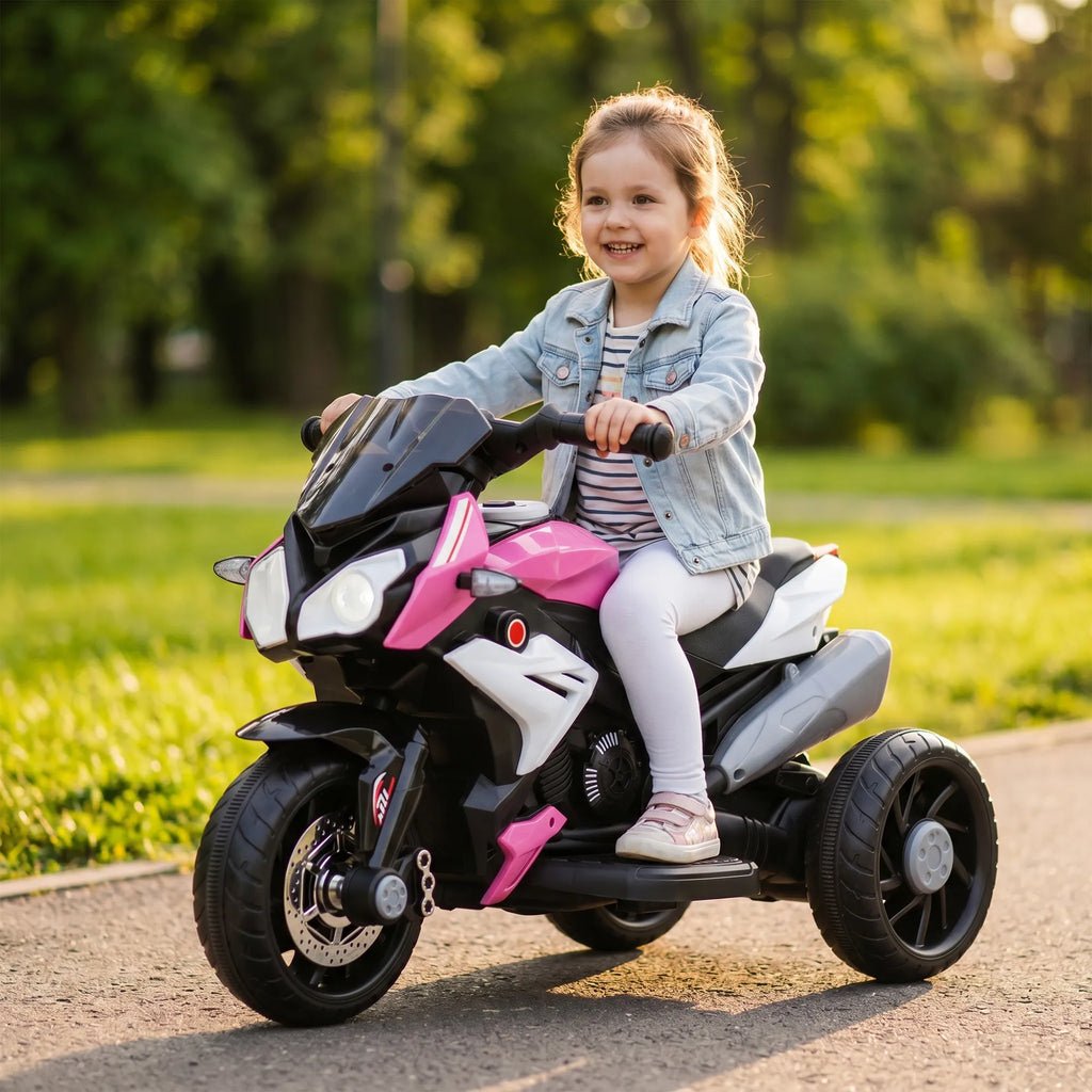 Džinsine striuke apsirengusi mergaitė šypsosi važiuodama motociklu