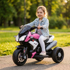 Džinsine striuke apsirengusi mergaitė šypsosi važiuodama motociklu