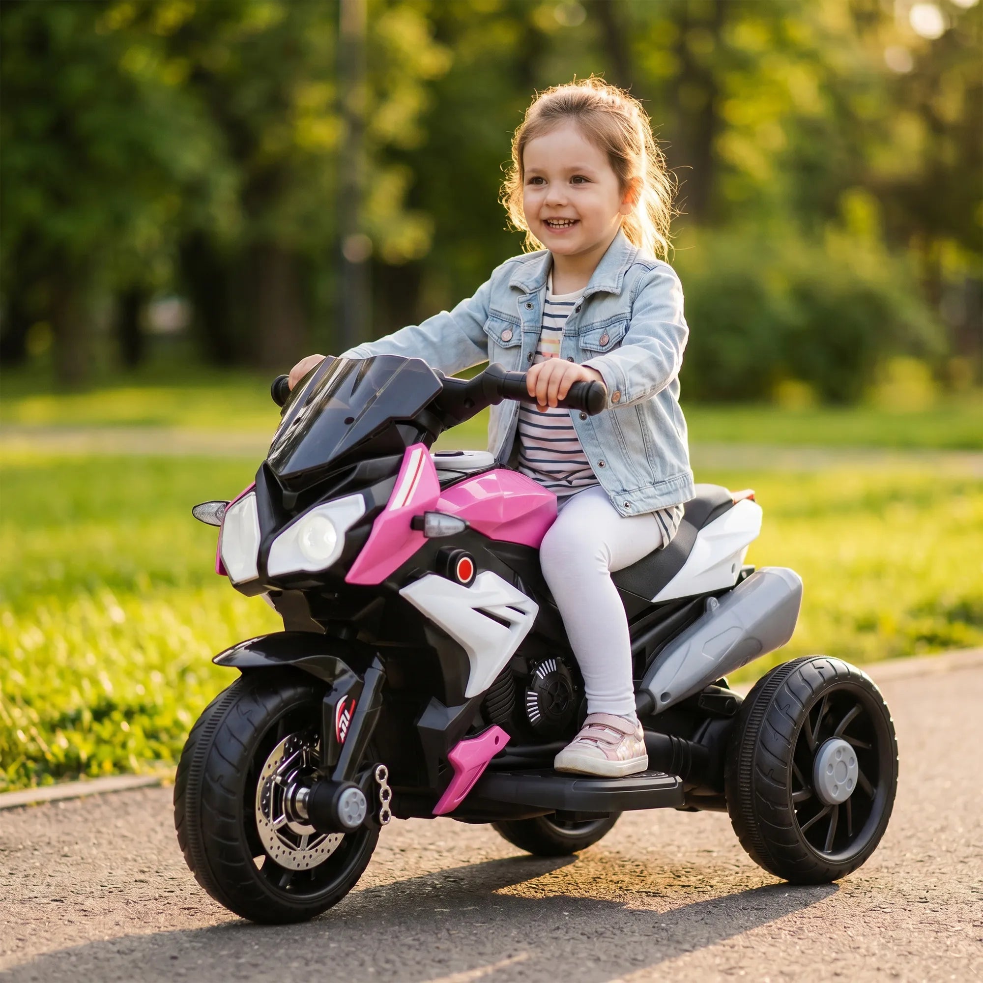 Džinsine striuke apsirengusi mergaitė šypsosi važiuodama motociklu