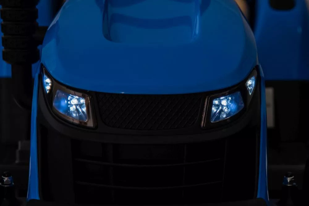 Traktoriuko priekiniai LED žibintai šviečia tamsoje