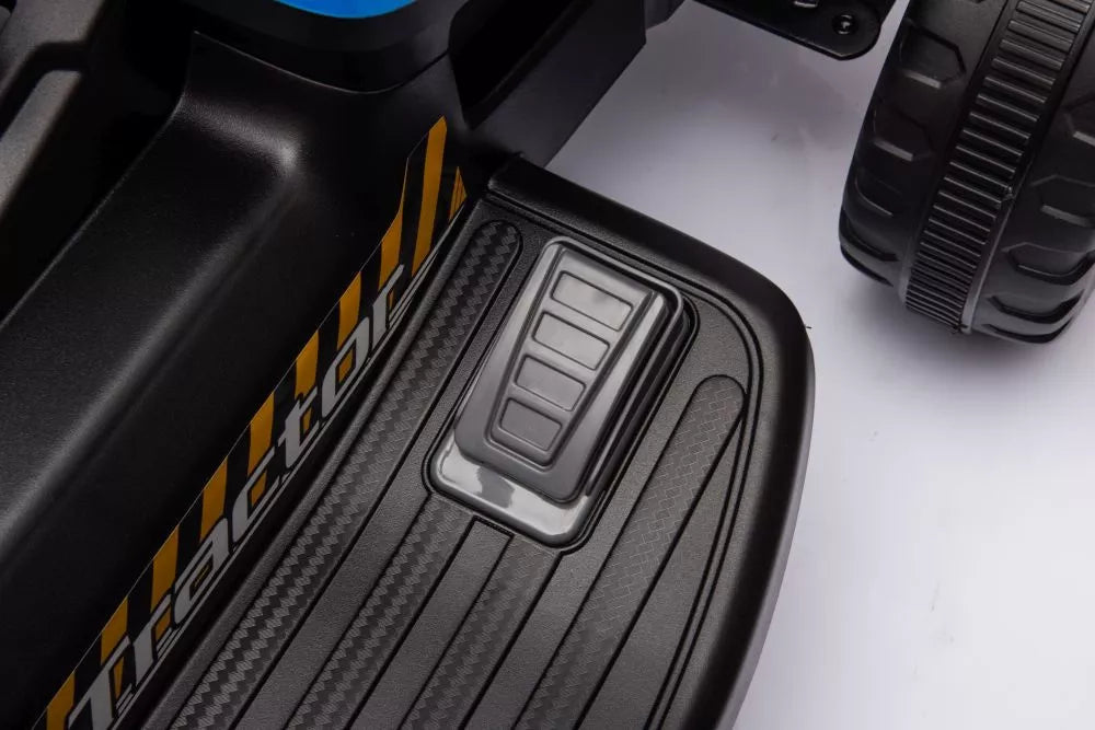Traktoriuko pedalo ir kojų atramos detalus vaizdas