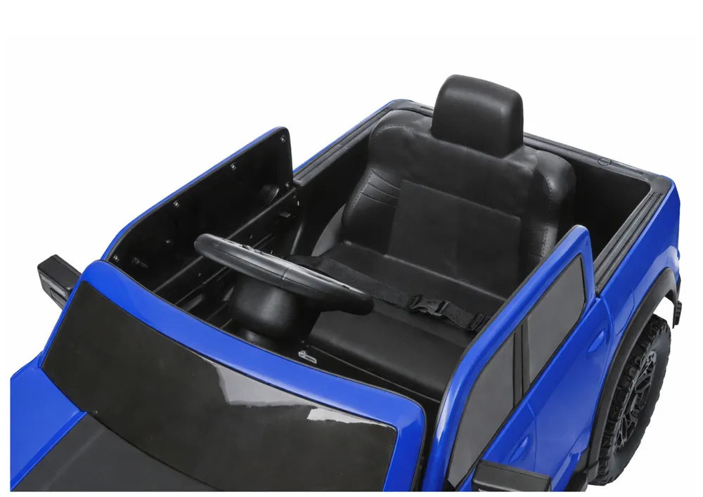 Vairas ir sėdynė su atlošu vaizduojami iš viršaus vaikiškame elektromobilyje