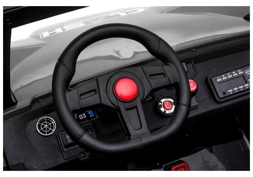 Vaikiško elektromobilio vairo ir valdymo mygtukų detalė iš arti
