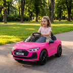 Mergaitė vairuoja rožinį vaikišką elektromobilį parko alėjoje