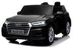 Vaikiško Audi Q5 elektromobilio priekis iš arti, matosi vairas ir sėdynės