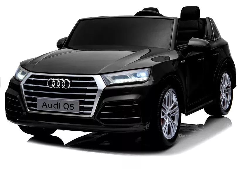 Vaikiško Audi Q5 elektromobilio priekis iš arti, matosi vairas ir sėdynės