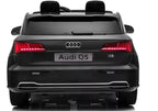 Juodo vaikiško elektromobilio galas su Audi Q5 numerio lentele