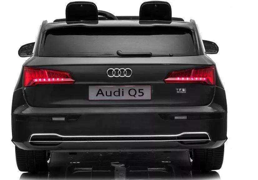 Juodo vaikiško elektromobilio galas su Audi Q5 numerio lentele