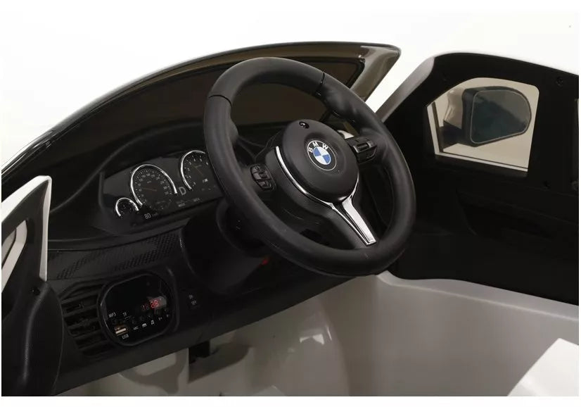 Automobilio prietaisų skydelio ir vairo vaizdas pro atviras duris