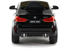 Juodo elektromobilio BMW X6M galinė dalis su žibintais ir numeriu