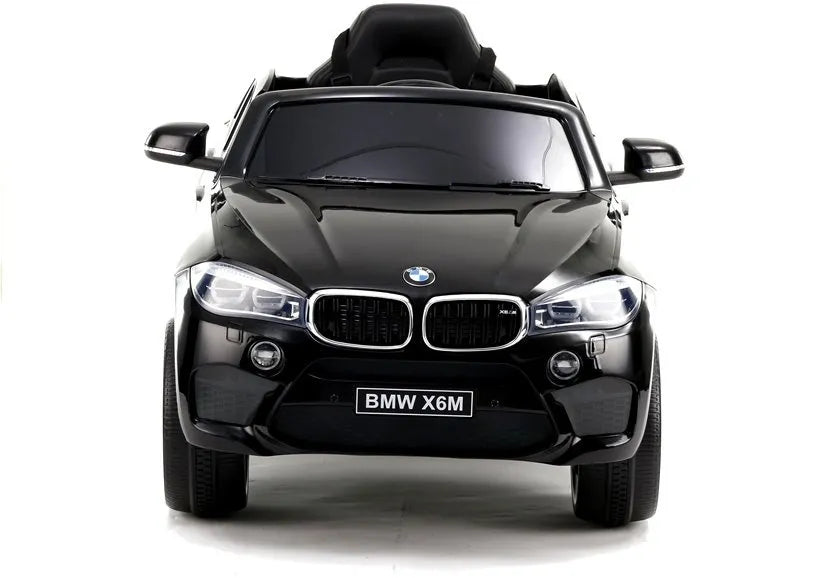 Juodo vaikiško elektromobilio BMW X6M priekinė dalis su žibintais