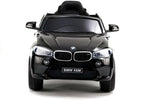 Juodo vaikiško elektromobilio BMW X6M priekinė dalis su žibintais