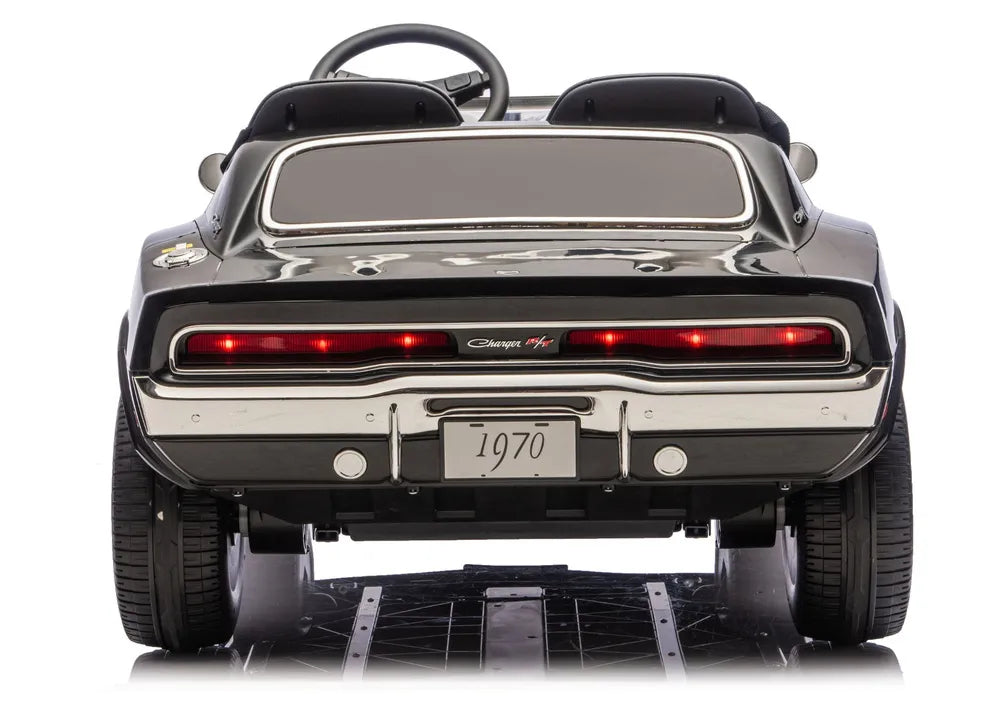 Galinis vaikiško elektromobilio vaizdas tiesiai, su raudonais žibintais