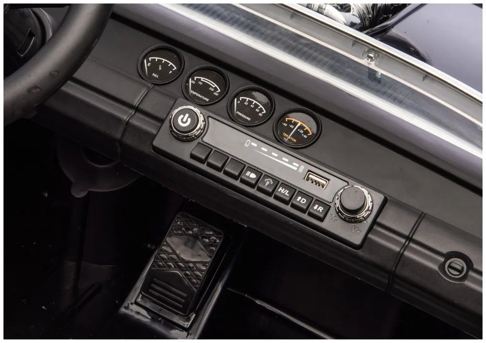 Valdymo pultelio detalė su mygtukais ir indikatoriais vaikiškame elektromobilyje