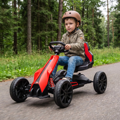 Šalmą dėvintis berniukas vairuoja raudoną kartingą miško takeliu