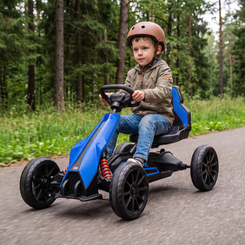 Miško takeliu važiuoja šalmą užsidėjęs berniukas mėlynu kartingu