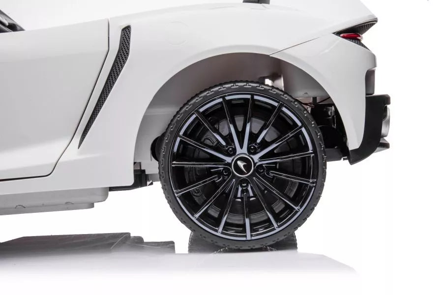 Baltos spalvos elektromobilio salono grindų ir pedalo detalė iš arti
