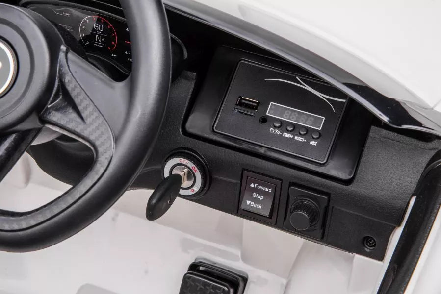 Vairo kolonėlės ir USB jungties detalė prietaisų skydelyje