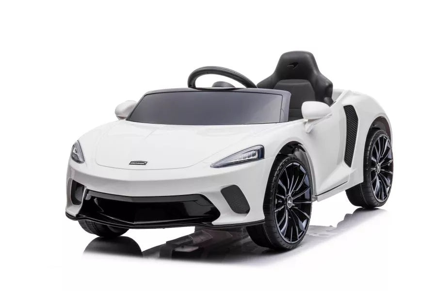 Baltas vaikiškas sportinis automobilis iš šono su dideliais ratais