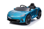 Mėlynas elektromobilis McLaren GT su atidarytu viršumi iš priekio