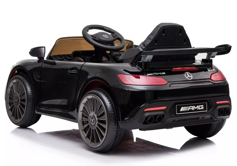 Elektromobilio vaizdas iš galo įstrižai, matosi spoileris ir žibintai