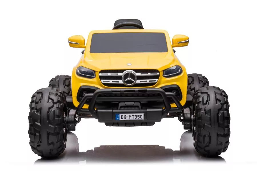 Geltono vaikiško elektromobilio priekis su žibintais ir grotelėmis