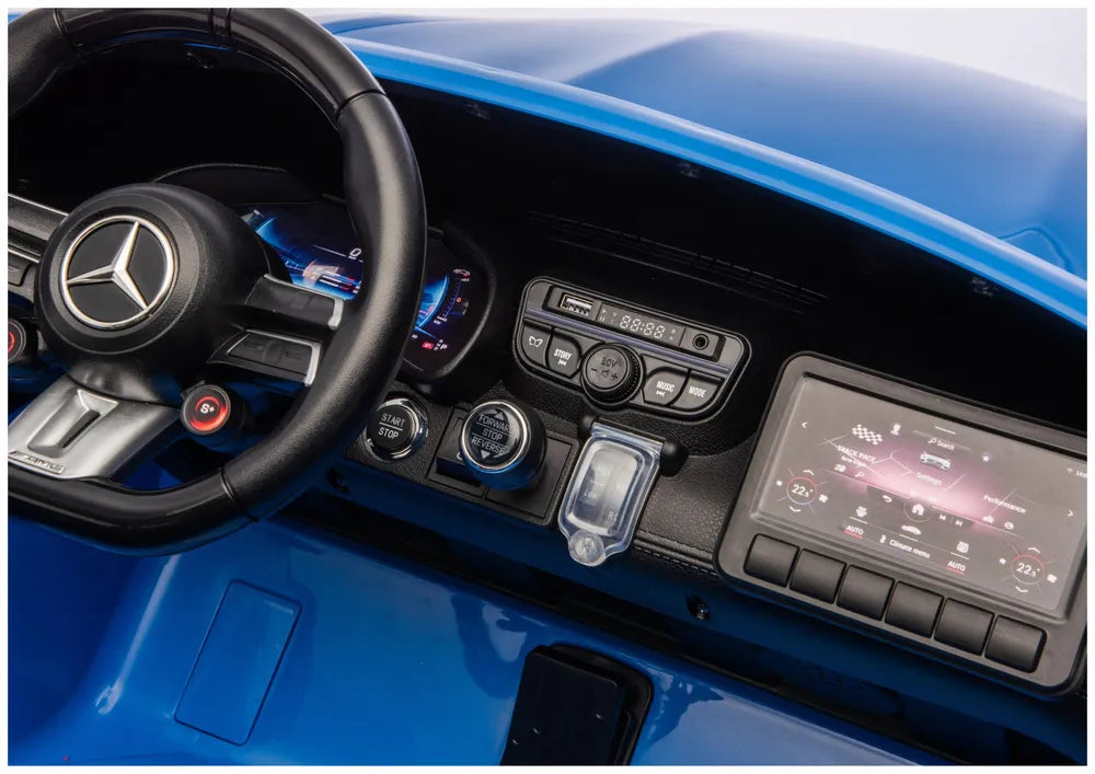 Vaikiško elektromobilio vairo ir valdymo mygtukų detalė iš arti