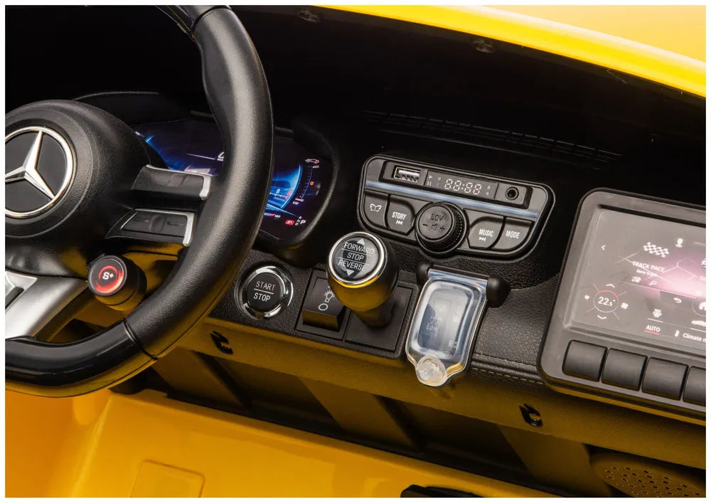 Vaikiško elektromobilio vairo ir valdymo mygtukų detalė iš arti