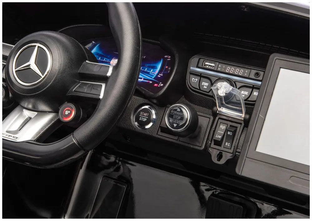 Vaikiško elektromobilio vairo ir valdymo mygtukų detalė iš arti