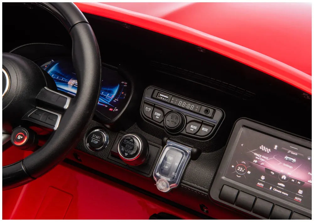 Vaikiško elektromobilio valdymo mygtukų ir vairo detalė iš arti