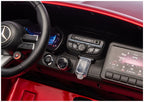 Vaikiško elektromobilio vairo ir valdymo mygtukų detalė iš arti