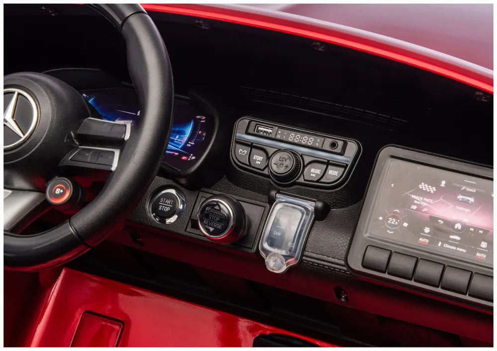 Vaikiško elektromobilio vairo ir valdymo mygtukų detalė iš arti