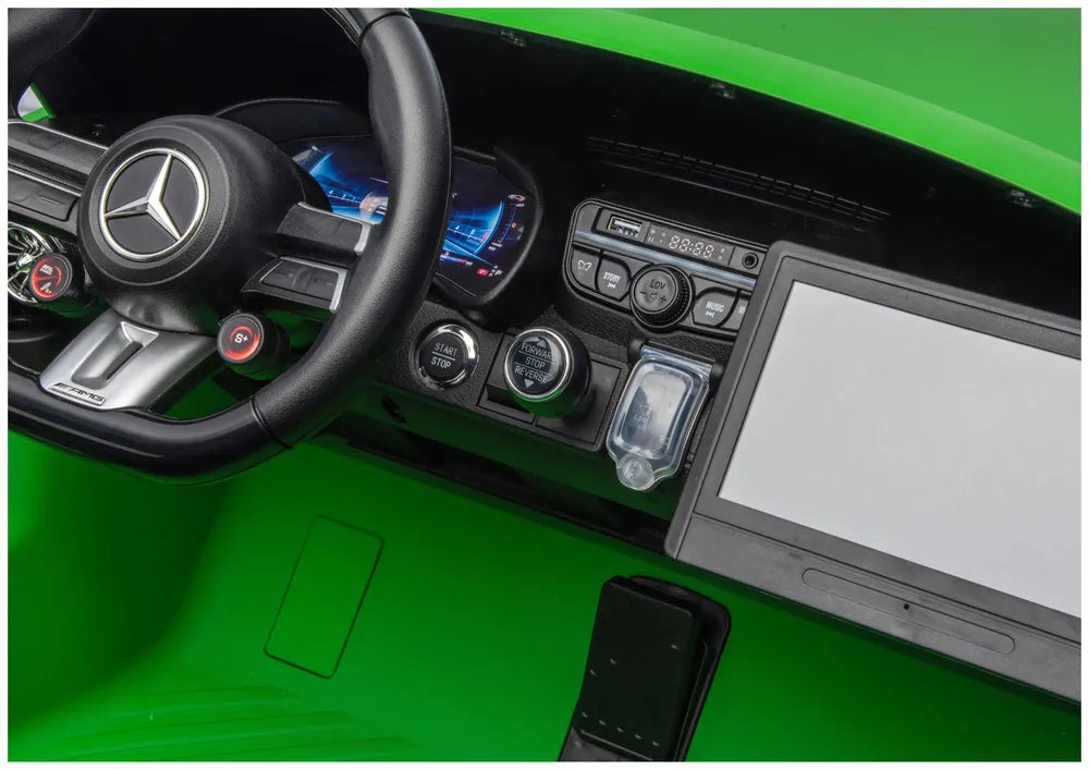 Vaikiško elektromobilio vairo ir valdymo mygtukų detalė iš arti