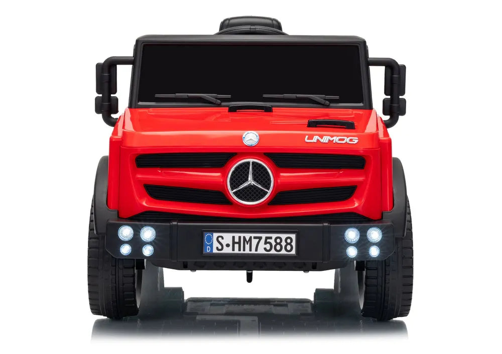 Vaikiškas elektromobilis nufotografuotas tiesiai iš priekio su LED žibintais