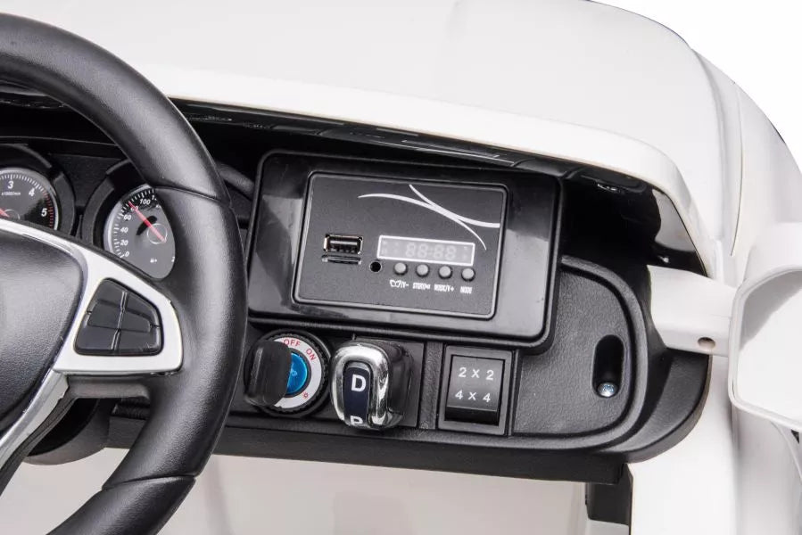 Vaikiškas elektromobilis Mercedes-Benz X-Class, 12V, 4x45W, su odine sėdyne ir EVA ratais, baltas
