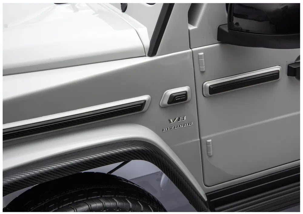 Šoninės durelės apdailos ir sparno su karbono raštu detalė iš arti