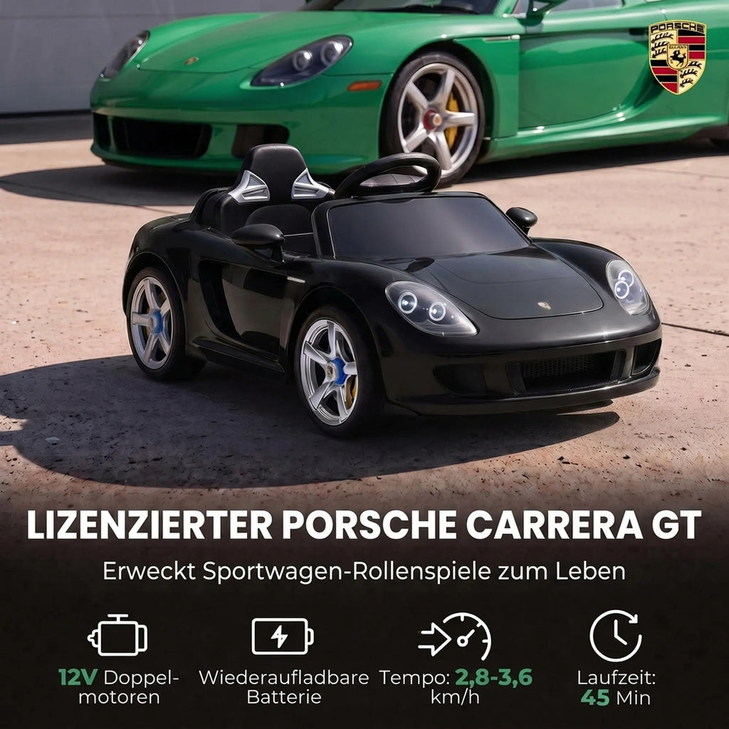 Žaislinis elektromobilis šalia tikro žalio Porsche automobilio fone